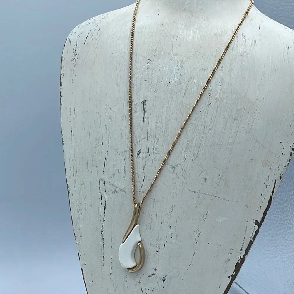 Vintage Sarah Coventry teardrop necklace.